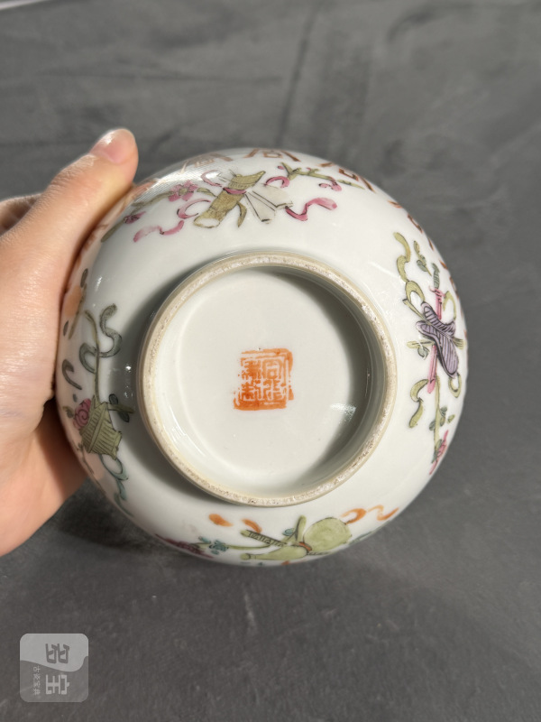 清同治粉彩暗八仙矾红描金寿字纹墩式碗 - 图6